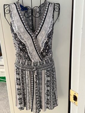 Women's Black & White Patterned Sleeveless Romper